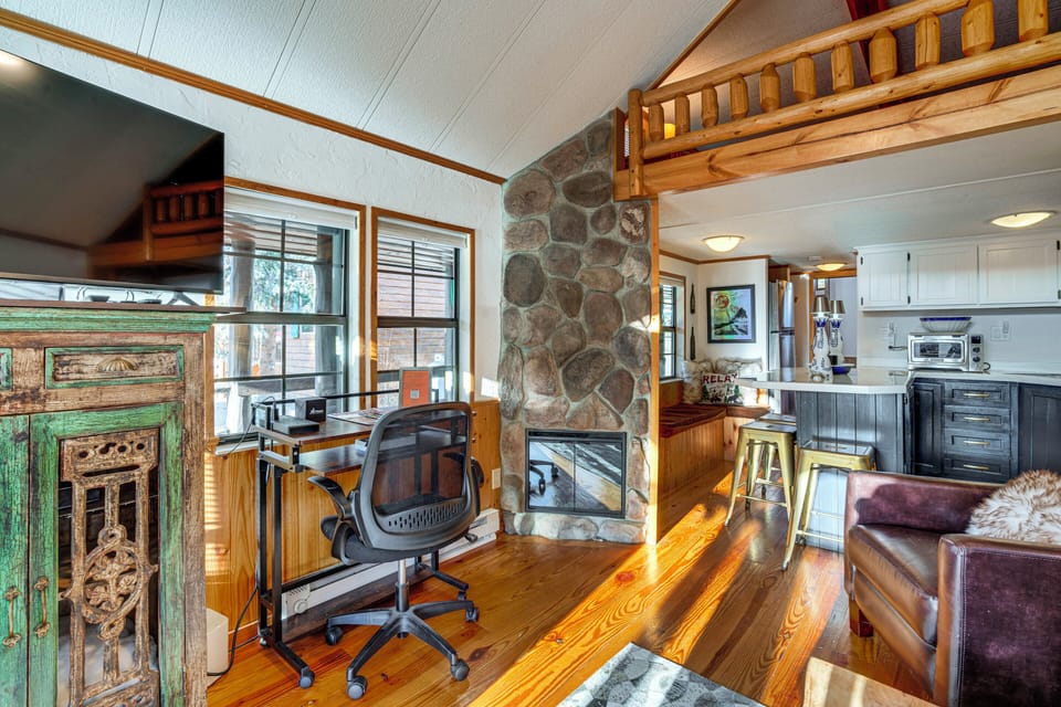 Designated workspace I Fireplace