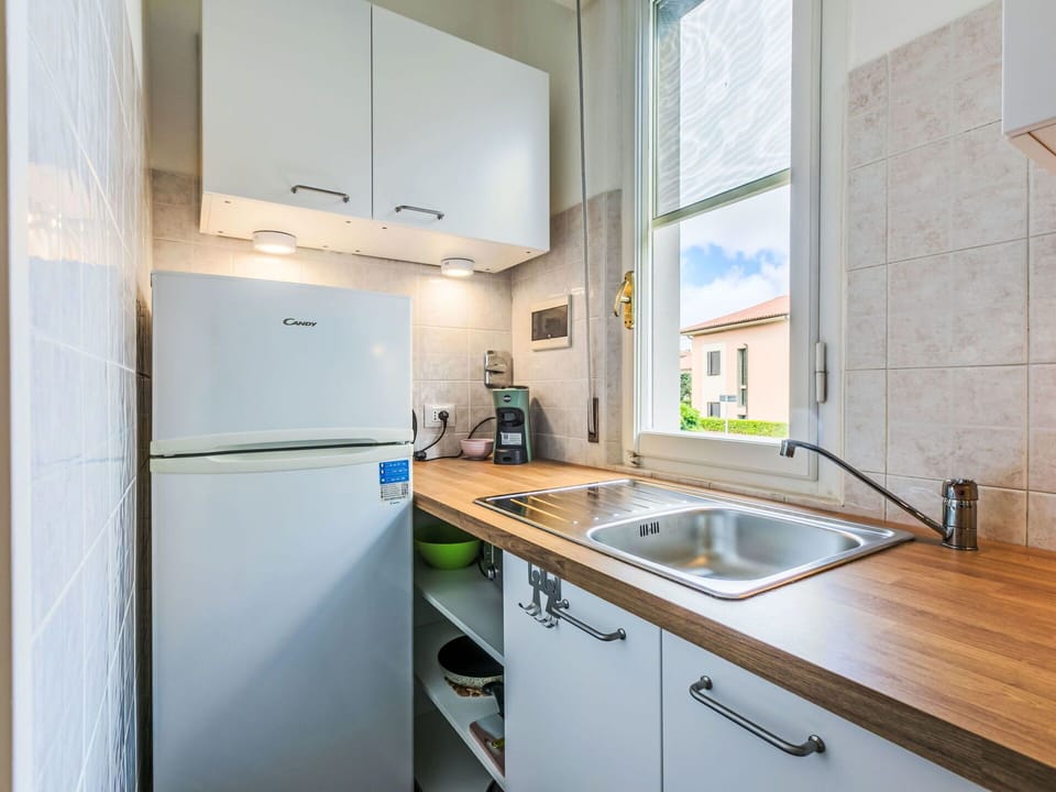 Major Appliance, Countertop, Kitchen Appliance, Kitchen, Interior Design, Flooring, Cabinetry, Floor, Ceiling, Home Appliance
