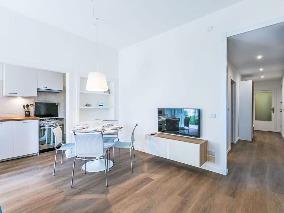 Flooring, Interior Design, Ceiling, Floor, Room, Wood Flooring, Apartment, Laminate Flooring, Living Room, Hardwood