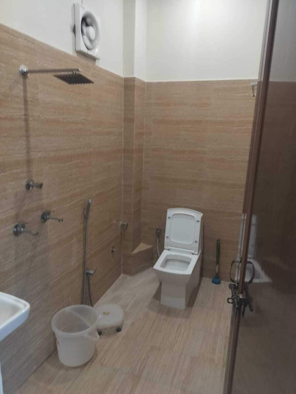 Shower, free toiletries, bathrobes, slippers