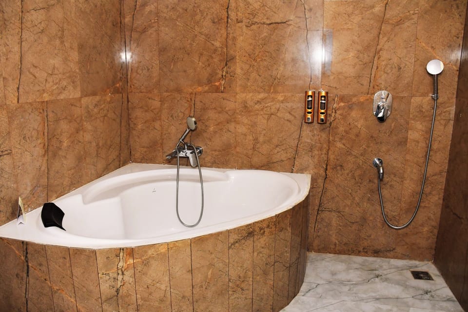 Studio Suite, Garden View | Bathroom | Separate tub and shower, towels, soap, shampoo