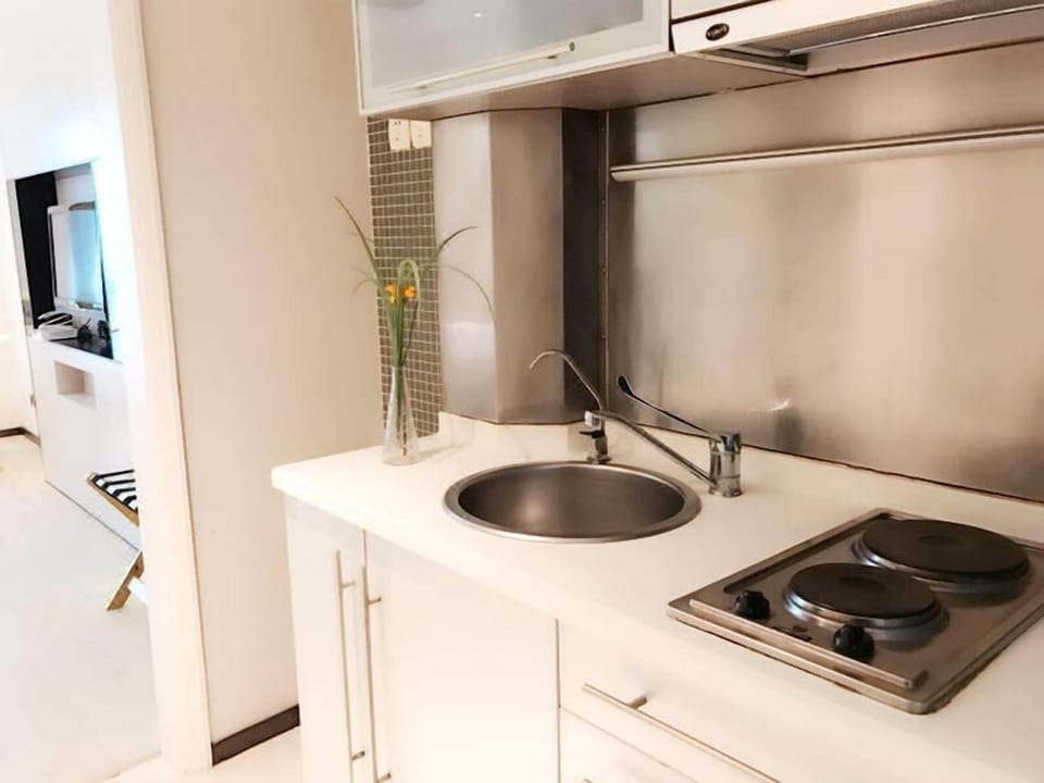 Business Double Room, City View | Private kitchen | Fridge, microwave, stovetop, electric kettle