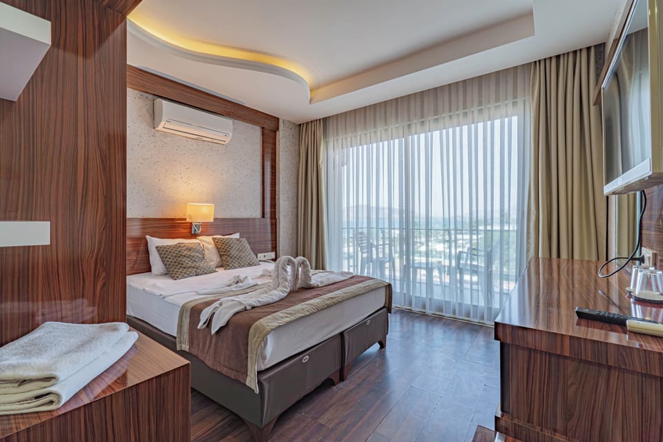 Standard Room, Balcony, Partial Sea View | WiFi