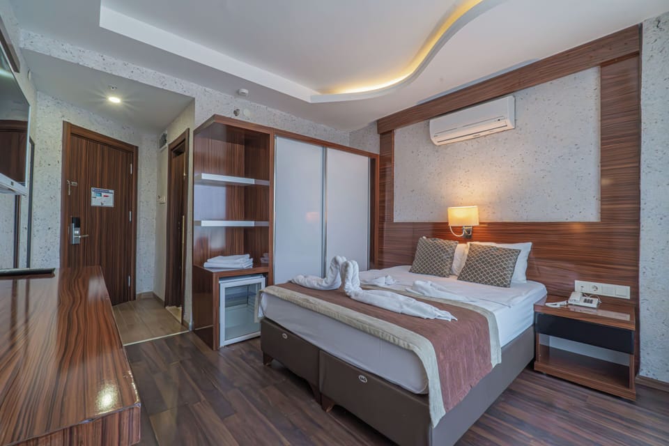 Standard Room, Balcony, Partial Sea View | WiFi