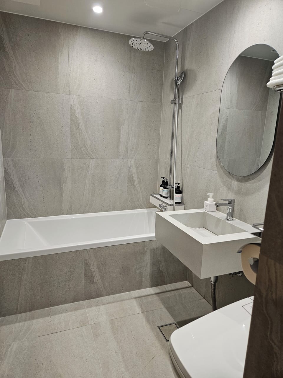 Family Twin Room, City View | Bathroom | Free toiletries, hair dryer, towels, soap