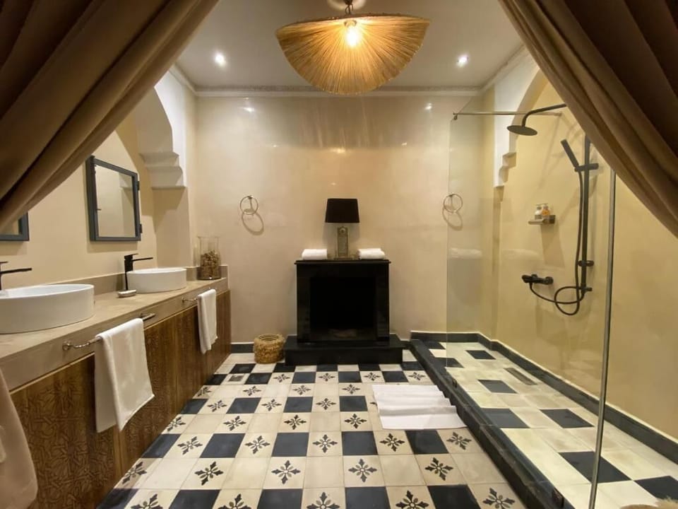 Deluxe Suite | Bathroom