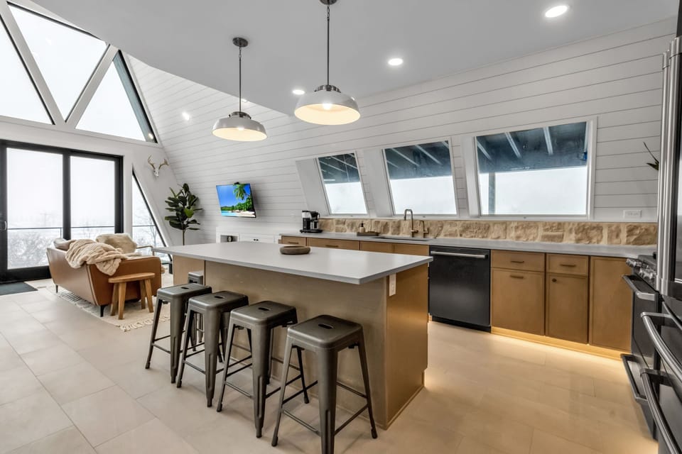 Breakfast bar/kitchen
