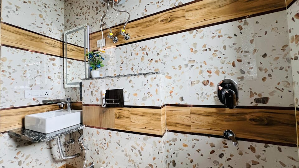 Basic Single Room | Bathroom | Free toiletries, towels, soap, shampoo