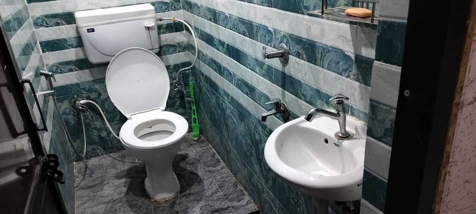 Luxury Room | Bathroom | Shower, towels, soap, shampoo