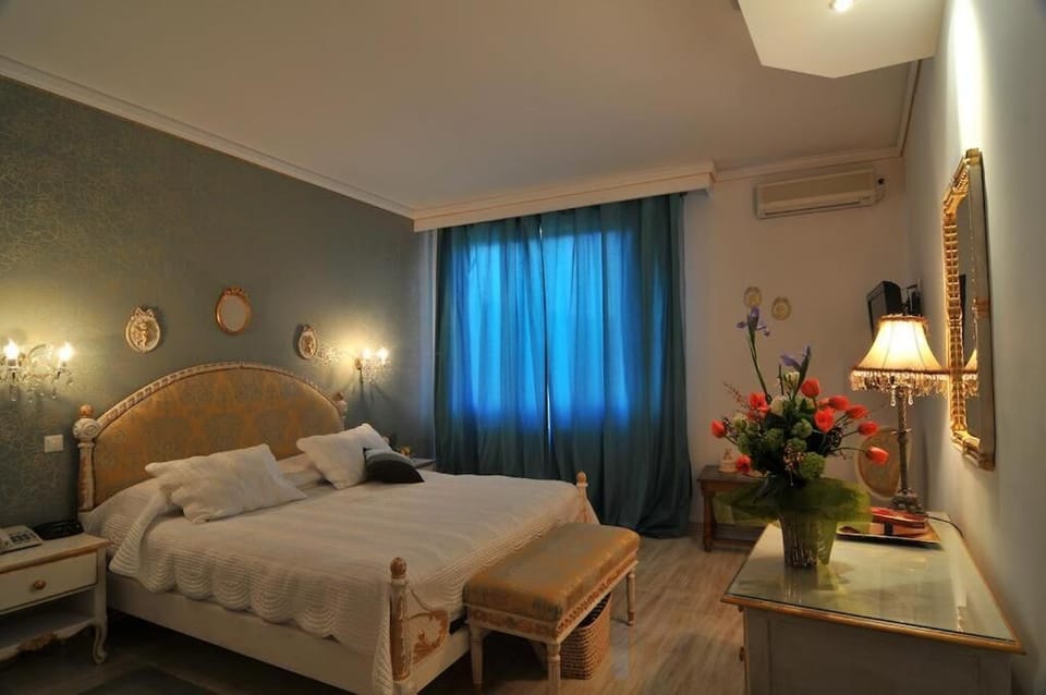 Deluxe Double Room | In-room safe, desk, soundproofing, iron/ironing board