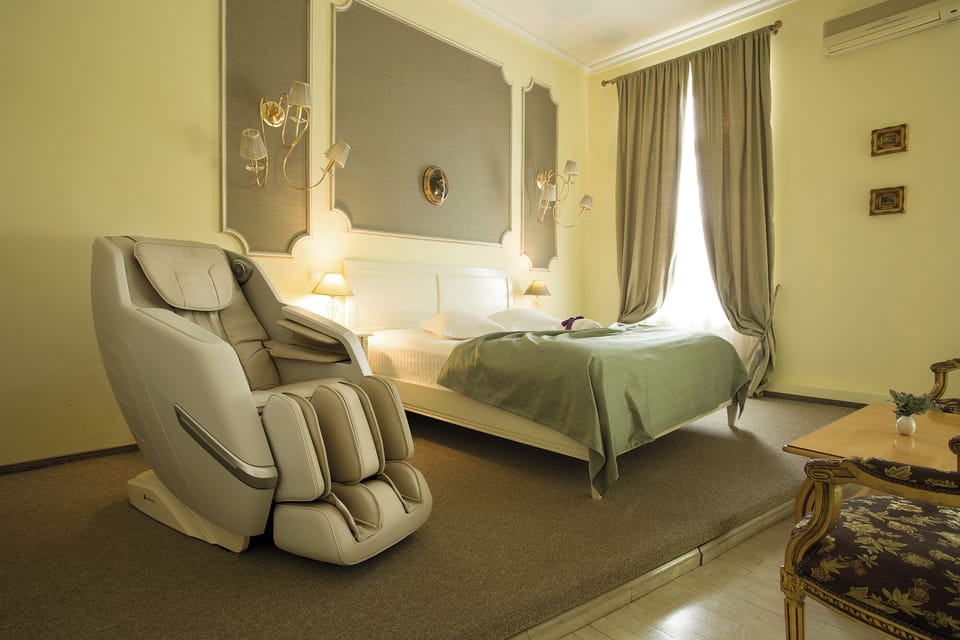 Deluxe Double Room | In-room safe, desk, soundproofing, iron/ironing board