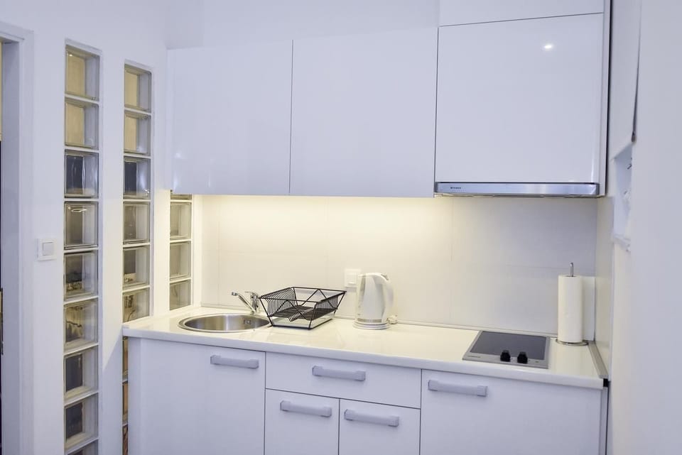 Studio Suite | Private kitchen | Fridge, microwave, stovetop, cookware/dishes/utensils
