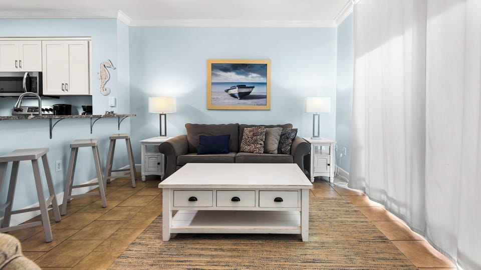 Tidewater 1313 - Living area with close windows