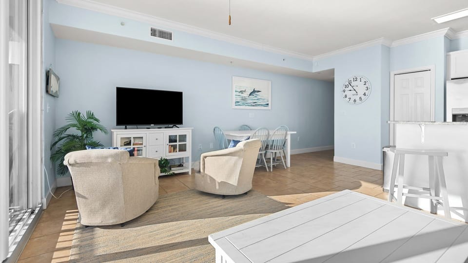 Tidewater 1313 - Living area with open windows