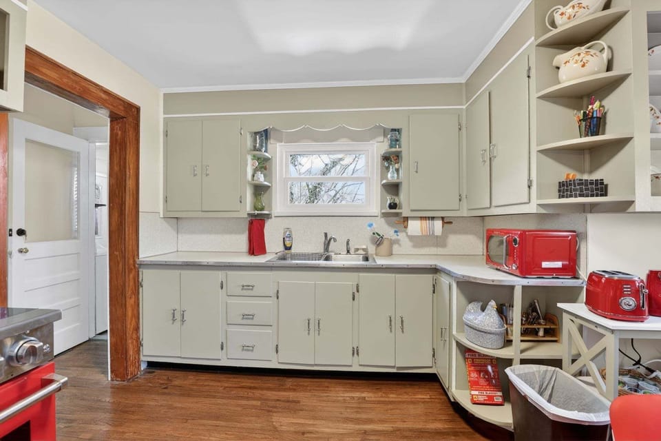 House, 2 Bedrooms | Private kitchen | Fridge, oven, coffee/tea maker, toaster