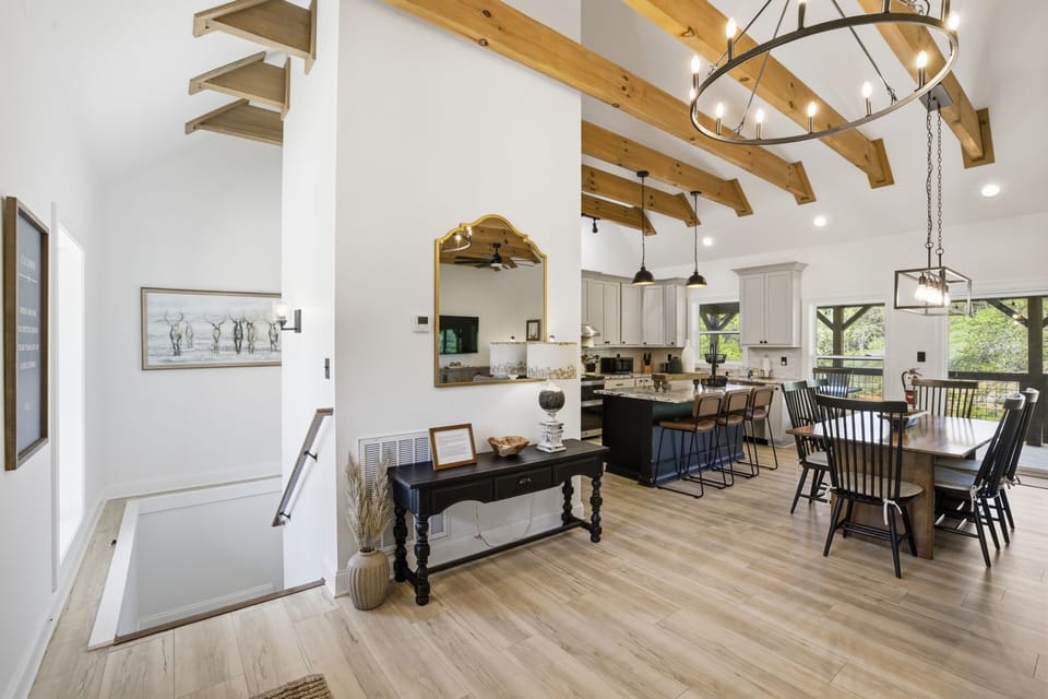 Cabin, 3 Bedrooms | Dining
