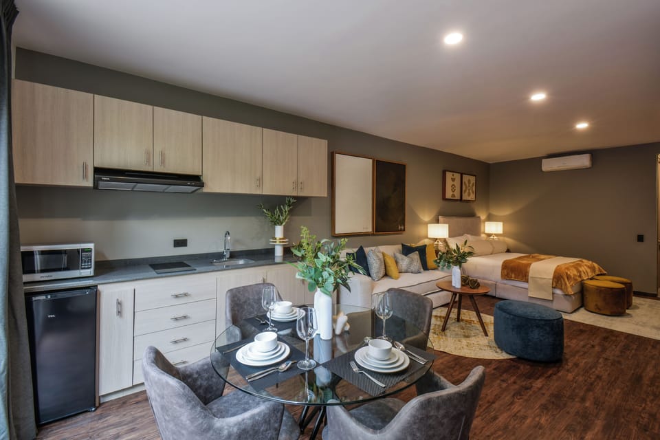 Deluxe Loft | Private kitchen | Mini-fridge, microwave, cookware/dishes/utensils