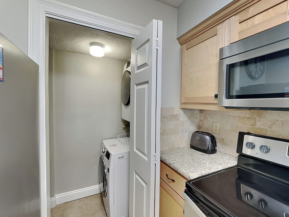 Kitchen - Laundry Closet - Washer and Dryer
