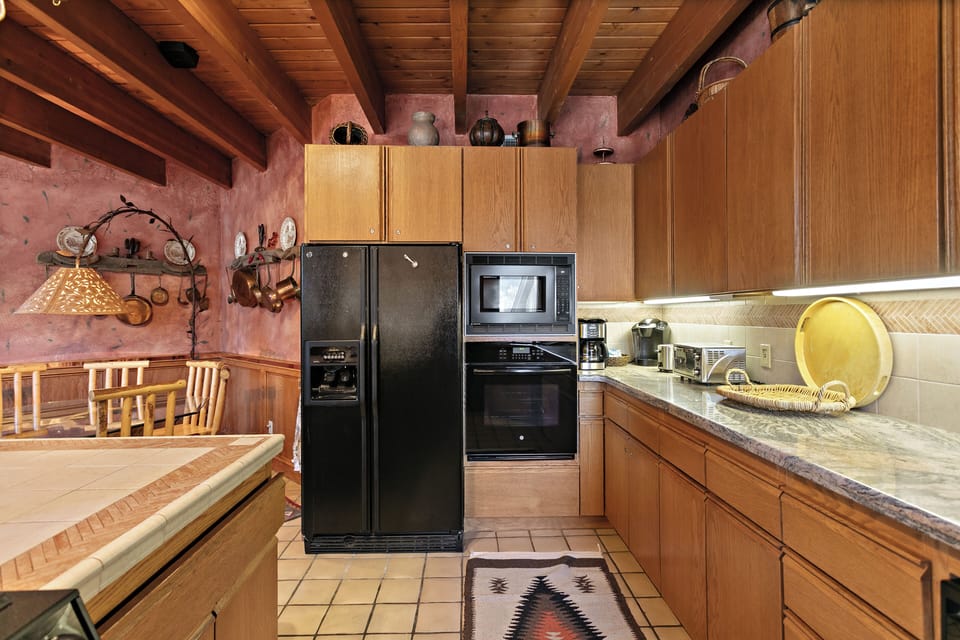 Spacious kitchen, room for a large family or group.