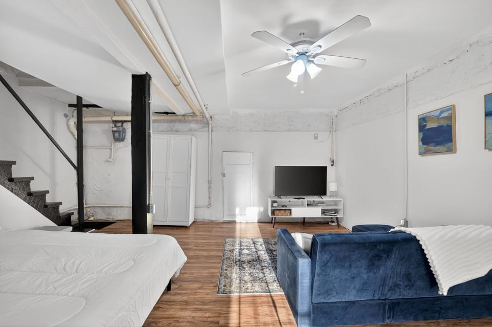 Indoors, Furniture, Living Room, Room, Screen