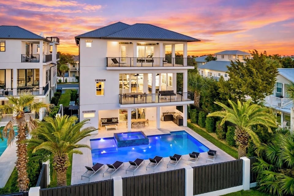 Ocean’s 10—a luxury retreat sleeping 28 in Miramar Beach. PRIVATE gated beach access just steps away + FREE 6-seat golf cart. Enjoy a heated pool & hot tub, outdoor kitchen, game room, elevator, and a 4th-story rooftop with panoramic Gulf views.