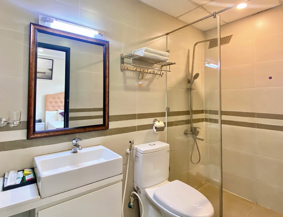 Deluxe Triple Room | Bathroom | Free toiletries, hair dryer, soap, shampoo