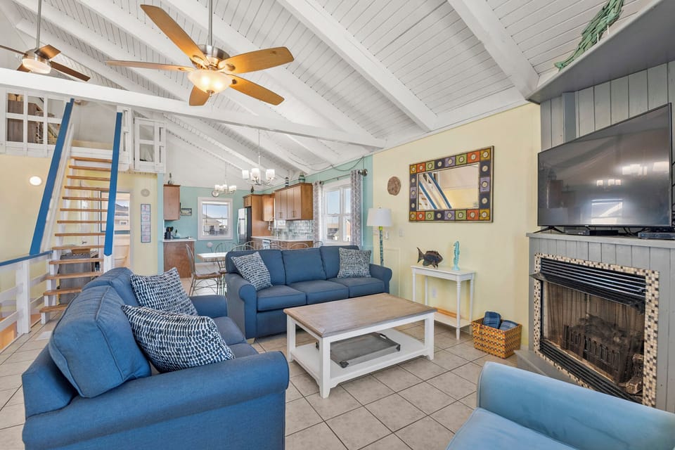 SN22R: Back 2 The Beach | Top Level Living Area