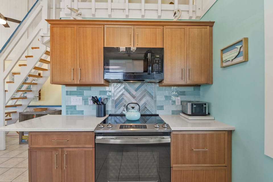 SN22R: Back 2 The Beach | Top Level Kitchen