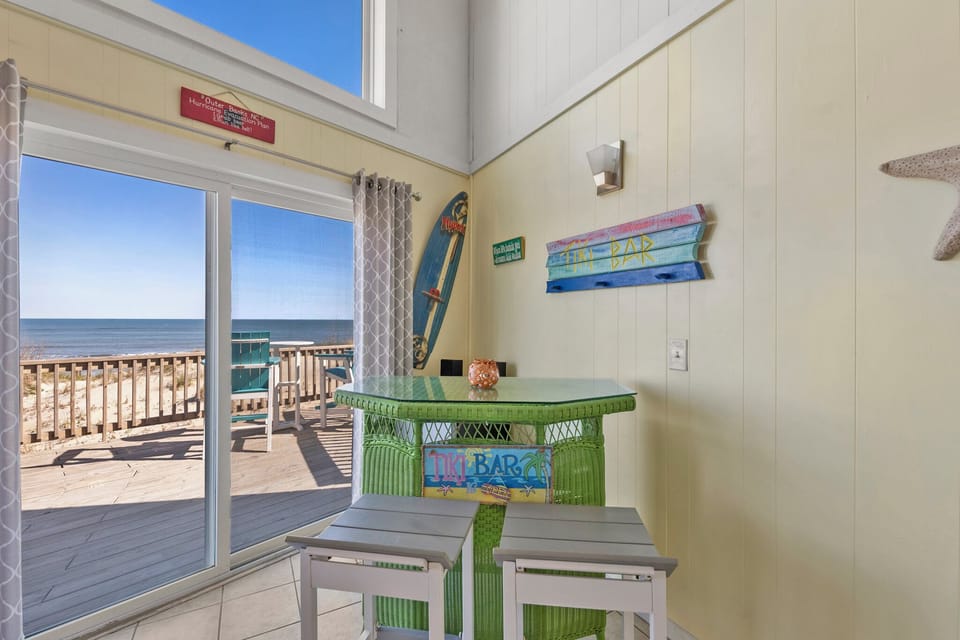 SN22R: Back 2 The Beach | Top Level Living Area