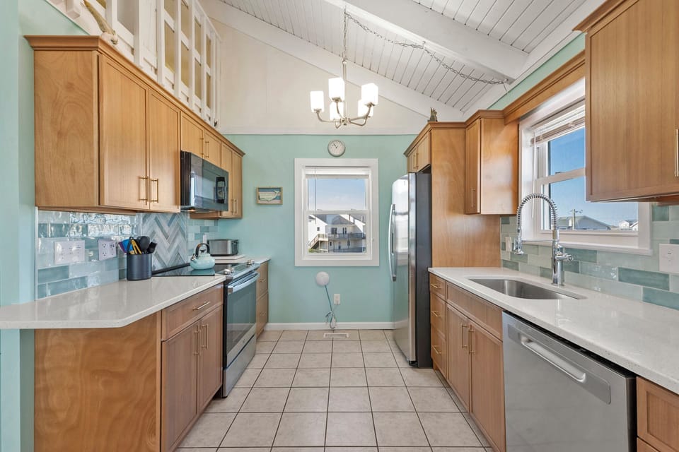 SN22R: Back 2 The Beach | Top Level Kitchen