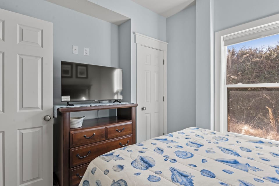 CB17: Hang on Sloopy | Ground Level Bedroom 1