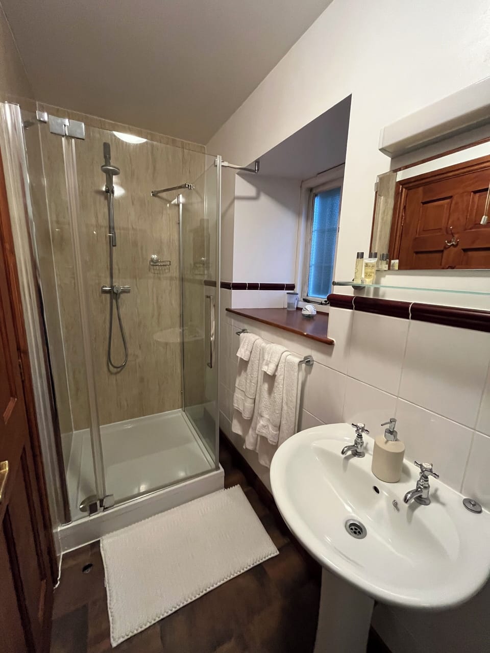 Superior Double Room | Bathroom | Hair dryer, towels, soap, shampoo