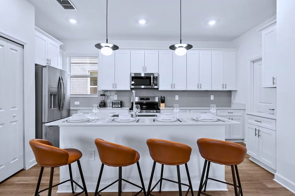 Modern kitchen & breakfast bar – Easy mornings and casual dining