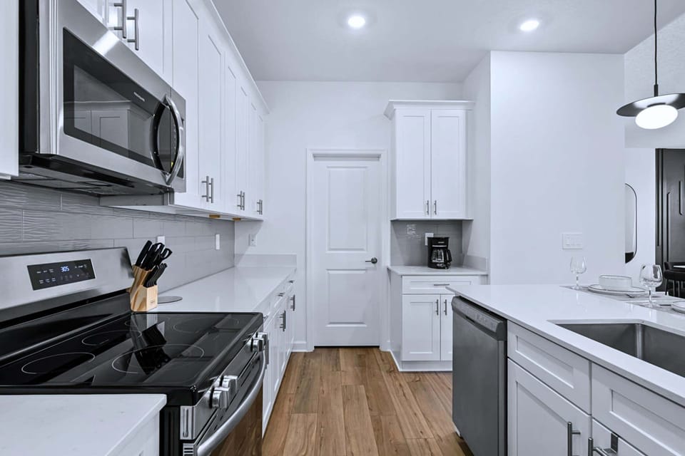 Bright, fully equipped kitchen – Modern appliances and ample counter space