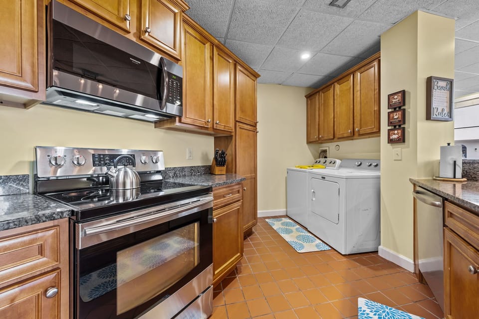 Spacious, step-free kitchen with full-size appliances and in-unit washer/dryer—designed for easy movement and everyday convenience