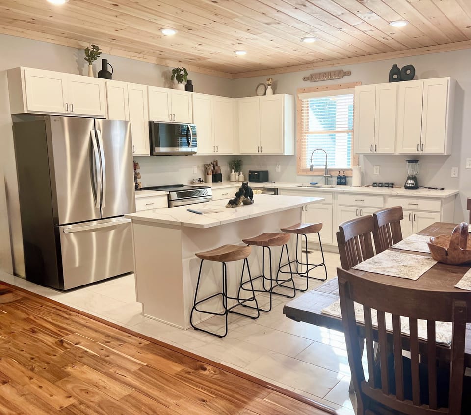 Full kitchen with basic essentials provided 