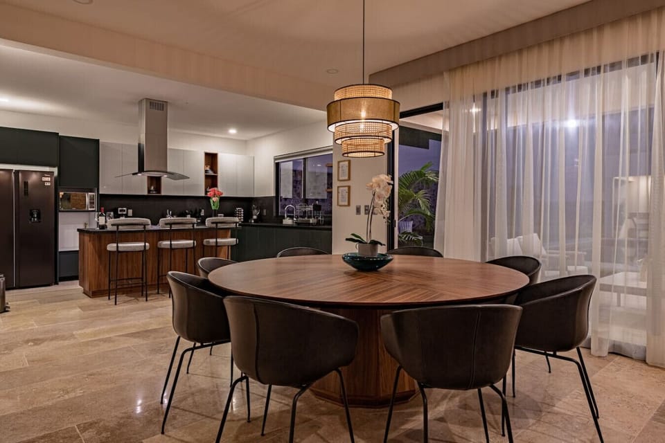 Dining room that fits the whole crew