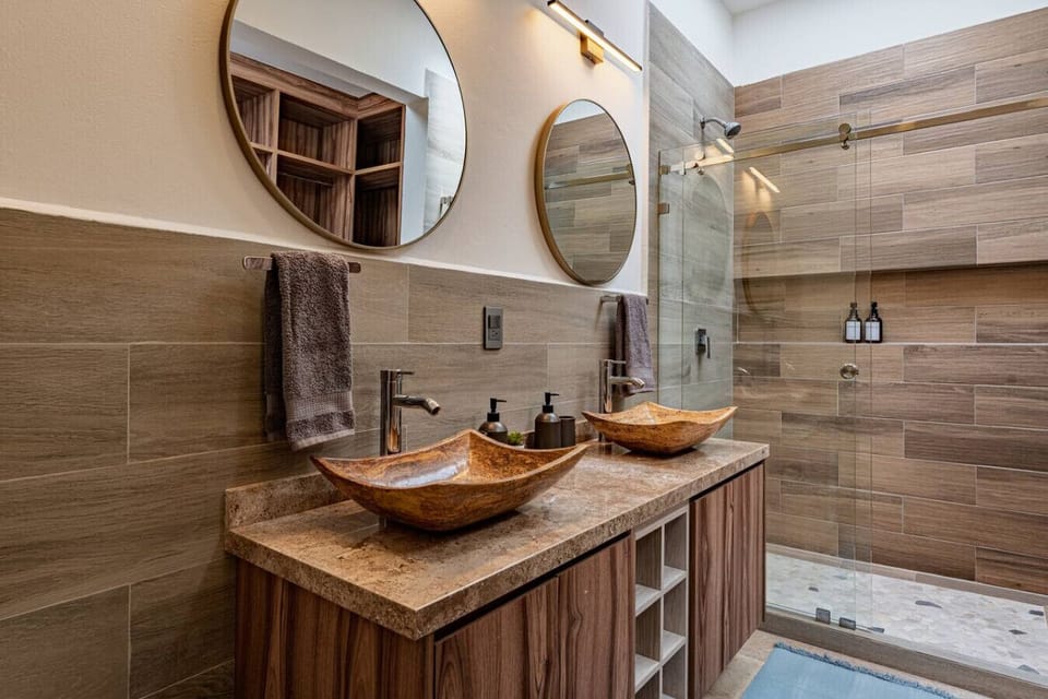 Double sinks — no morning rush here