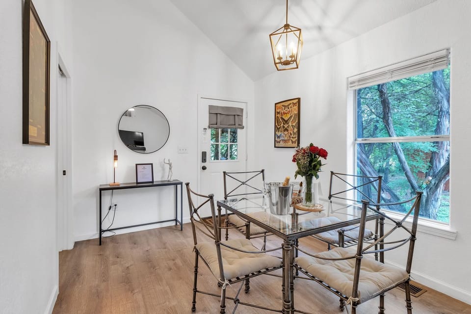 104_Scudder_Ln_Wimberley_TX_78676_USA-Dining_room-IMG_3054