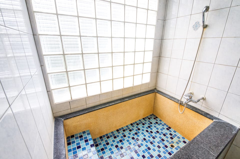 Deep soaking bathtub