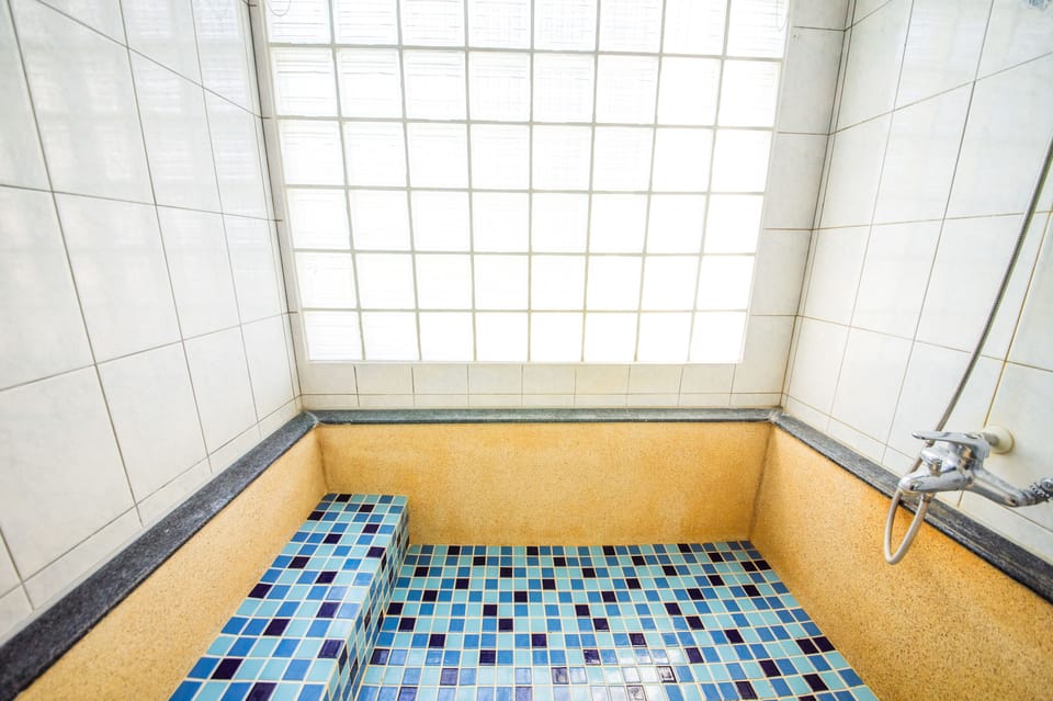 Deep soaking bathtub