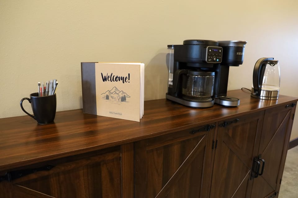 Water kettle, dual coffee maker ( regular brew + k cup option) iced or hot