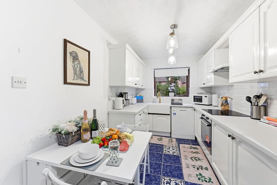 A fully equipped kitchen with a breakfast table, offering everything you need to prepare and enjoy a home-cooked meal.