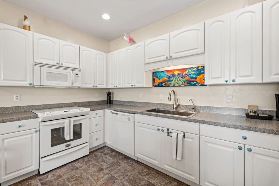 Full Kitchen on Top Floor!