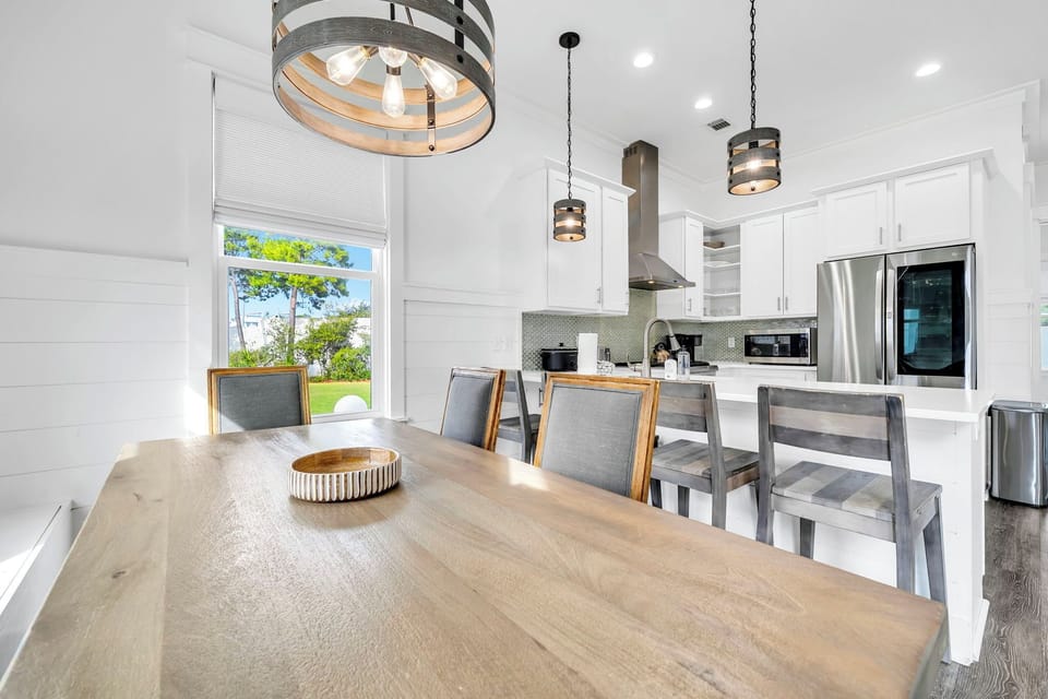 Table seats 6 comfortably, plus island seating for 4 more.