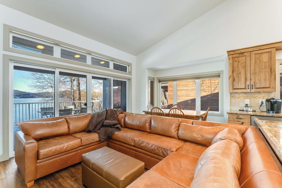 Space for everyone to relax and enjoy the views!
