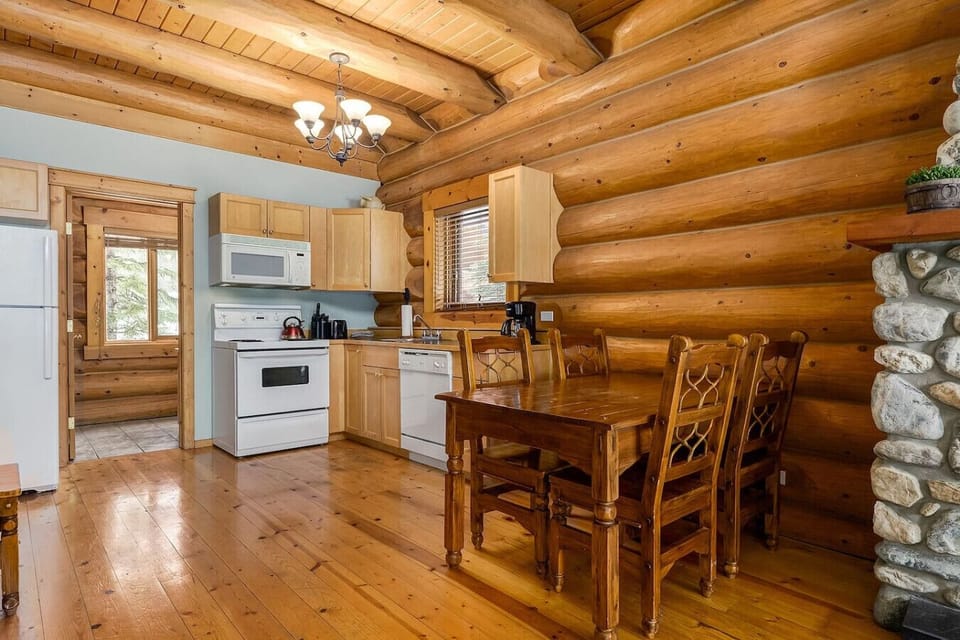 Full kitchen with all essentials to prepare your favorite meals.