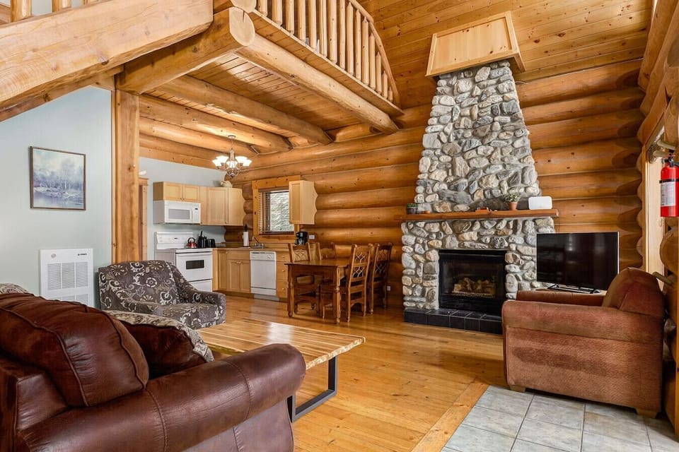 Living room with beautiful stone fireplace to read your favorite books.