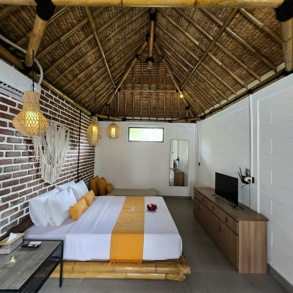 Grand Double Room, 1 Queen Bed, Private Bathroom, Garden View | Desk, laptop workspace, free WiFi, bed sheets
