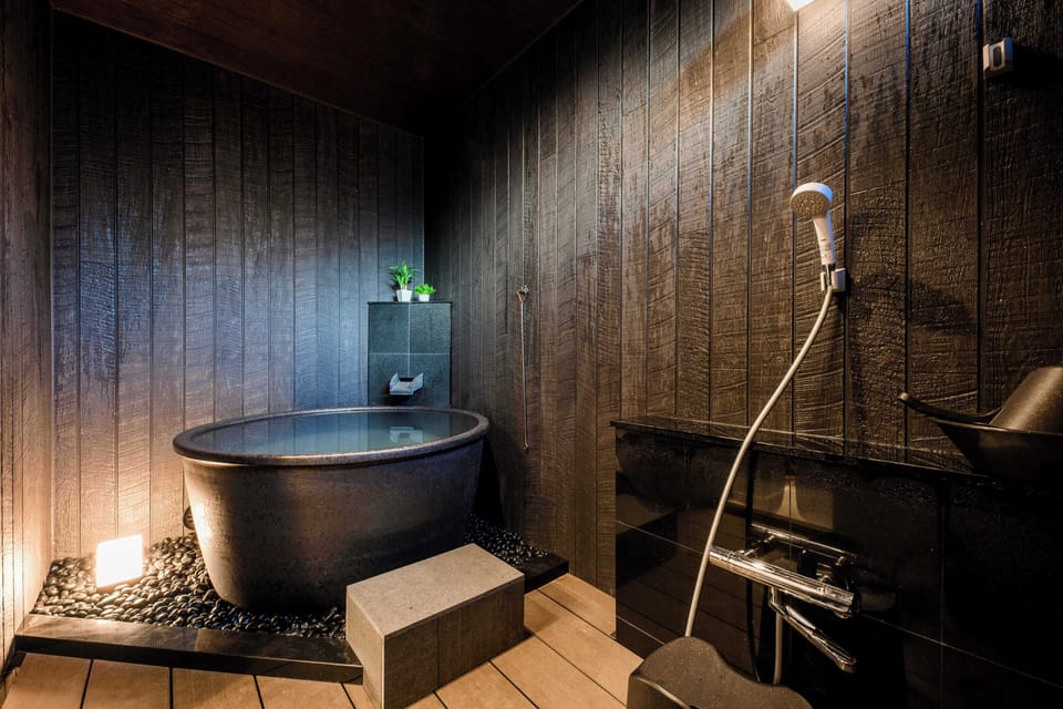 Deluxe Villa | Bathroom | Shower, free toiletries, hair dryer, towels
